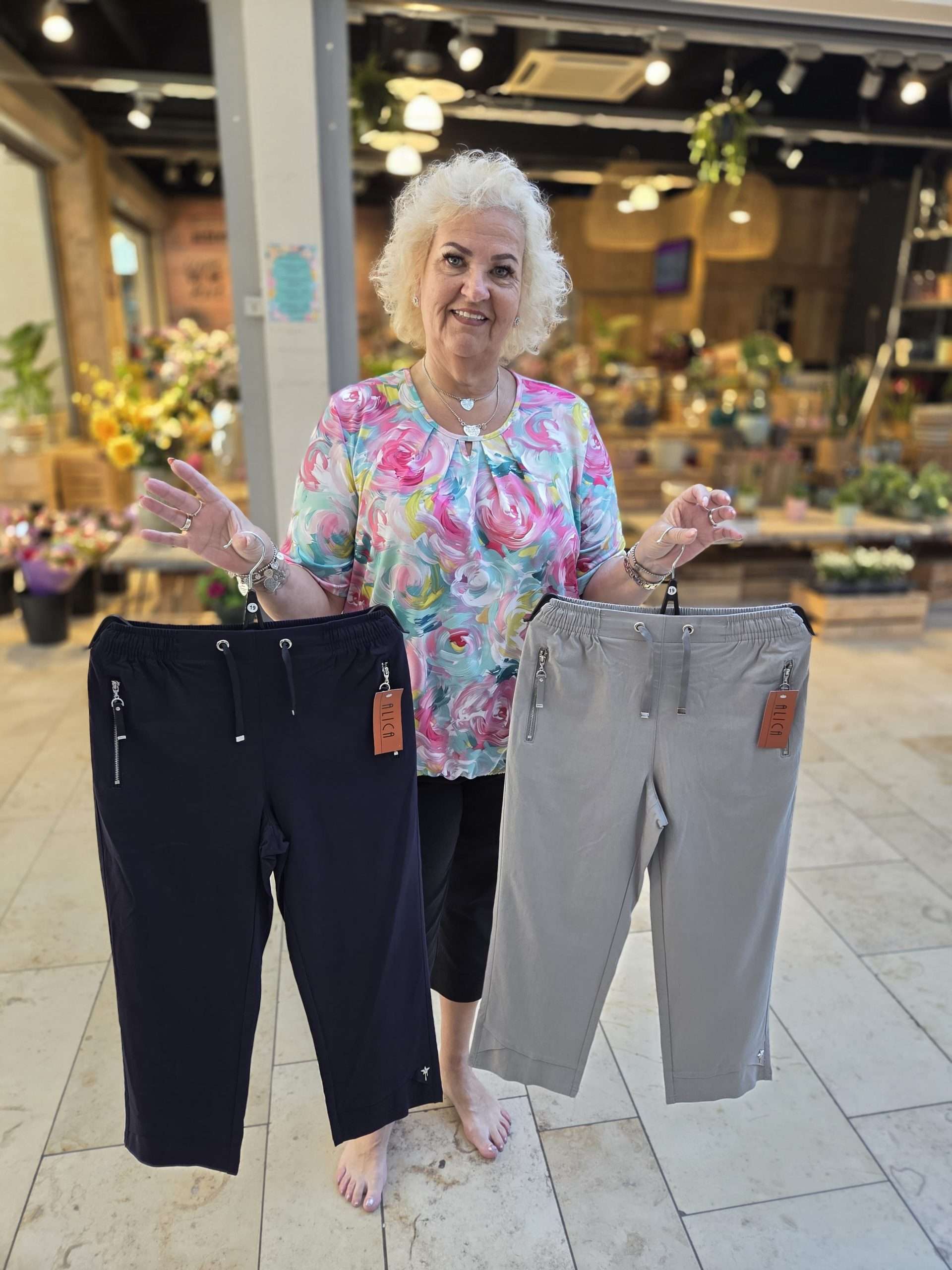 De Alica Capri broek: gemaakt van zacht katoen met stretch voor ultiem comfort en vrijheid van beweging. Met handige aantrekkoorden, perfecte pasvorm