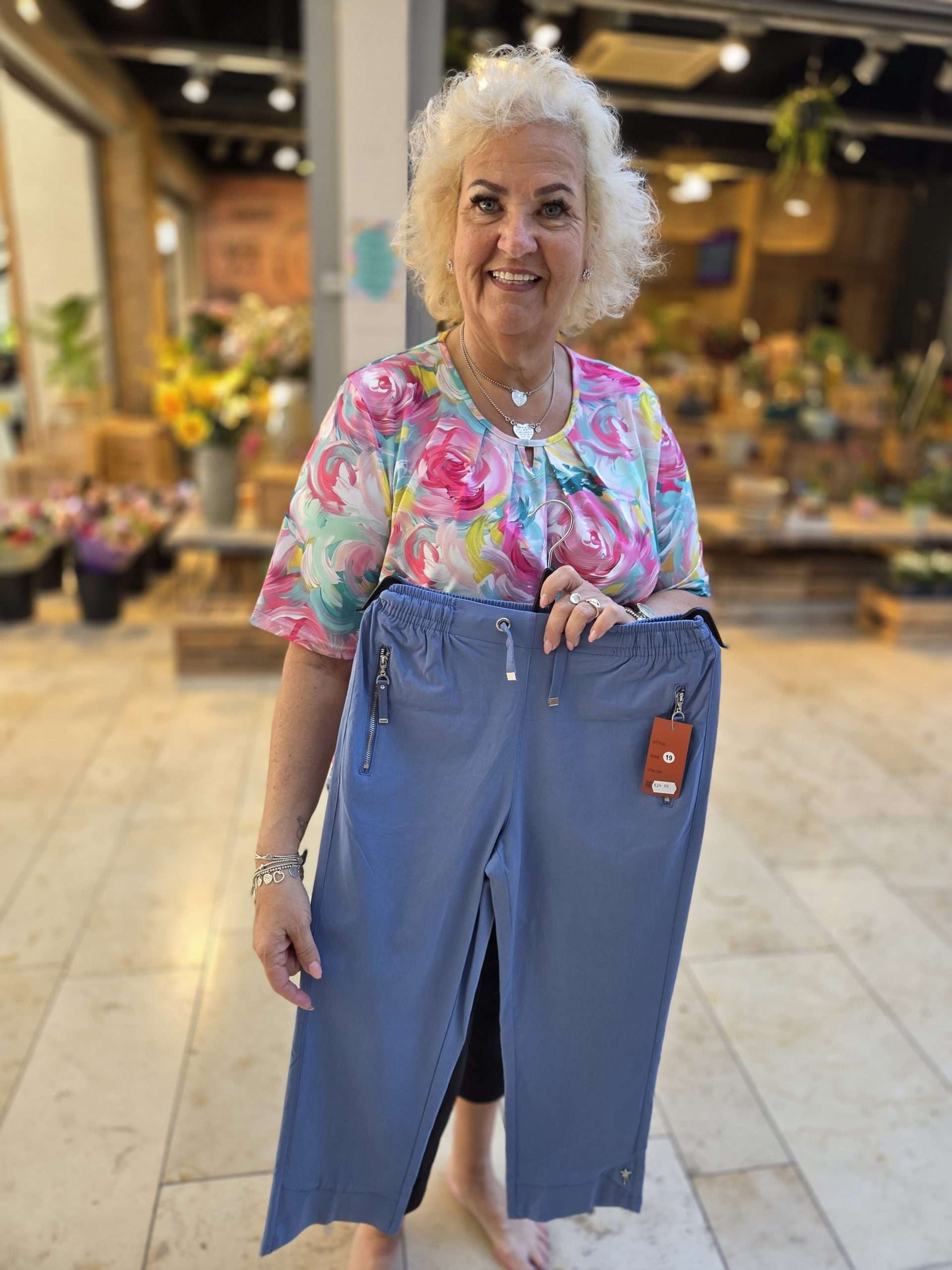 De Alica Capri broek: gemaakt van zacht katoen met stretch voor ultiem comfort en vrijheid van beweging. Met handige aantrekkoorden, perfecte pasvorm