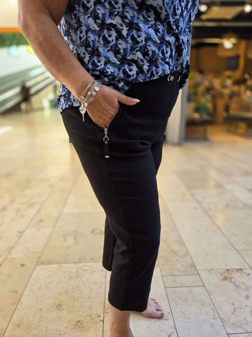 De Alica Capri broek: gemaakt van zacht katoen met stretch voor ultiem comfort en vrijheid van beweging. Met handige aantrekkoorden, perfecte pasvorm