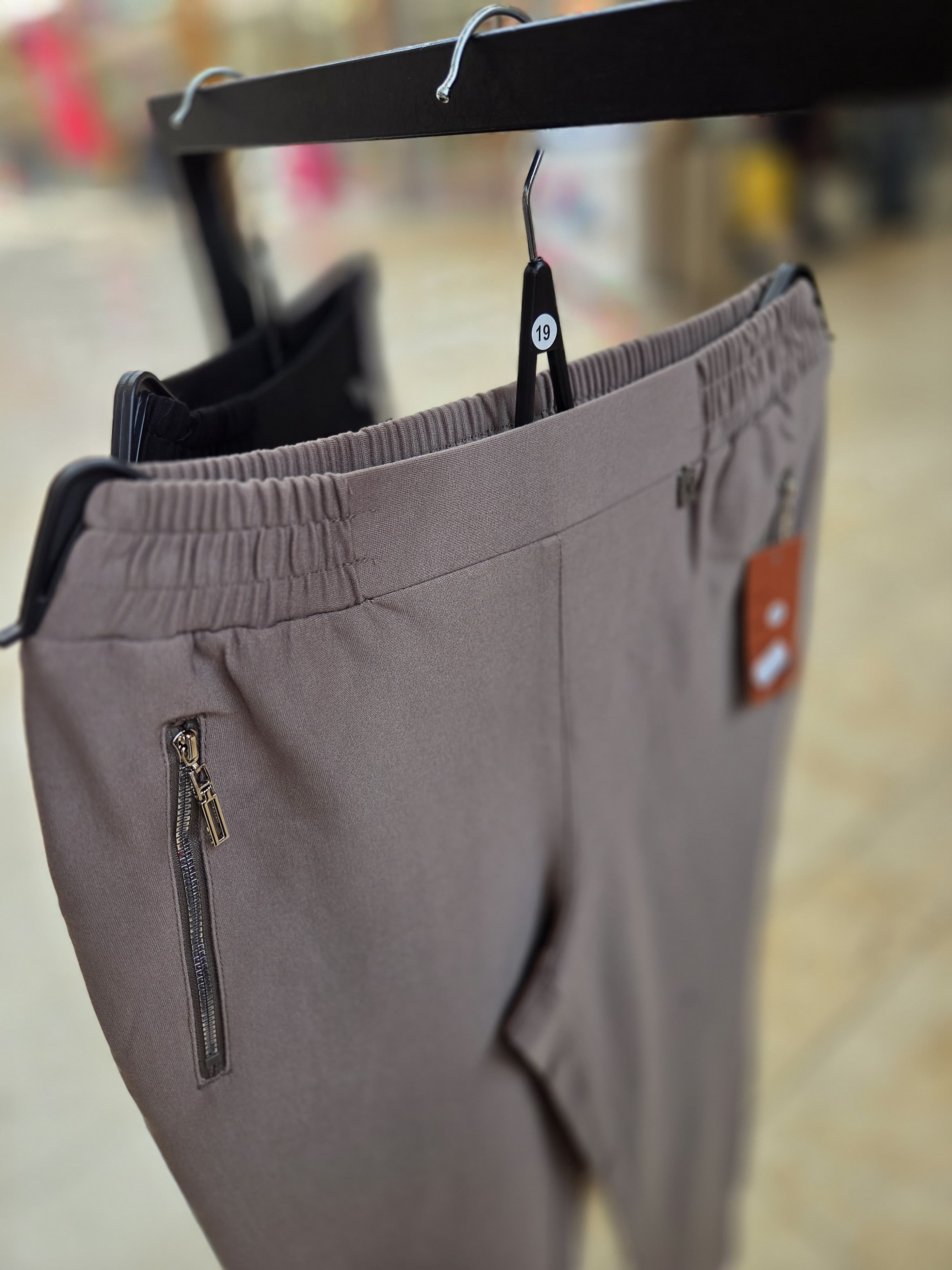 Alica Premium Winterpantalon taupe met elastische band en ritszakken – Van Klasse Mode