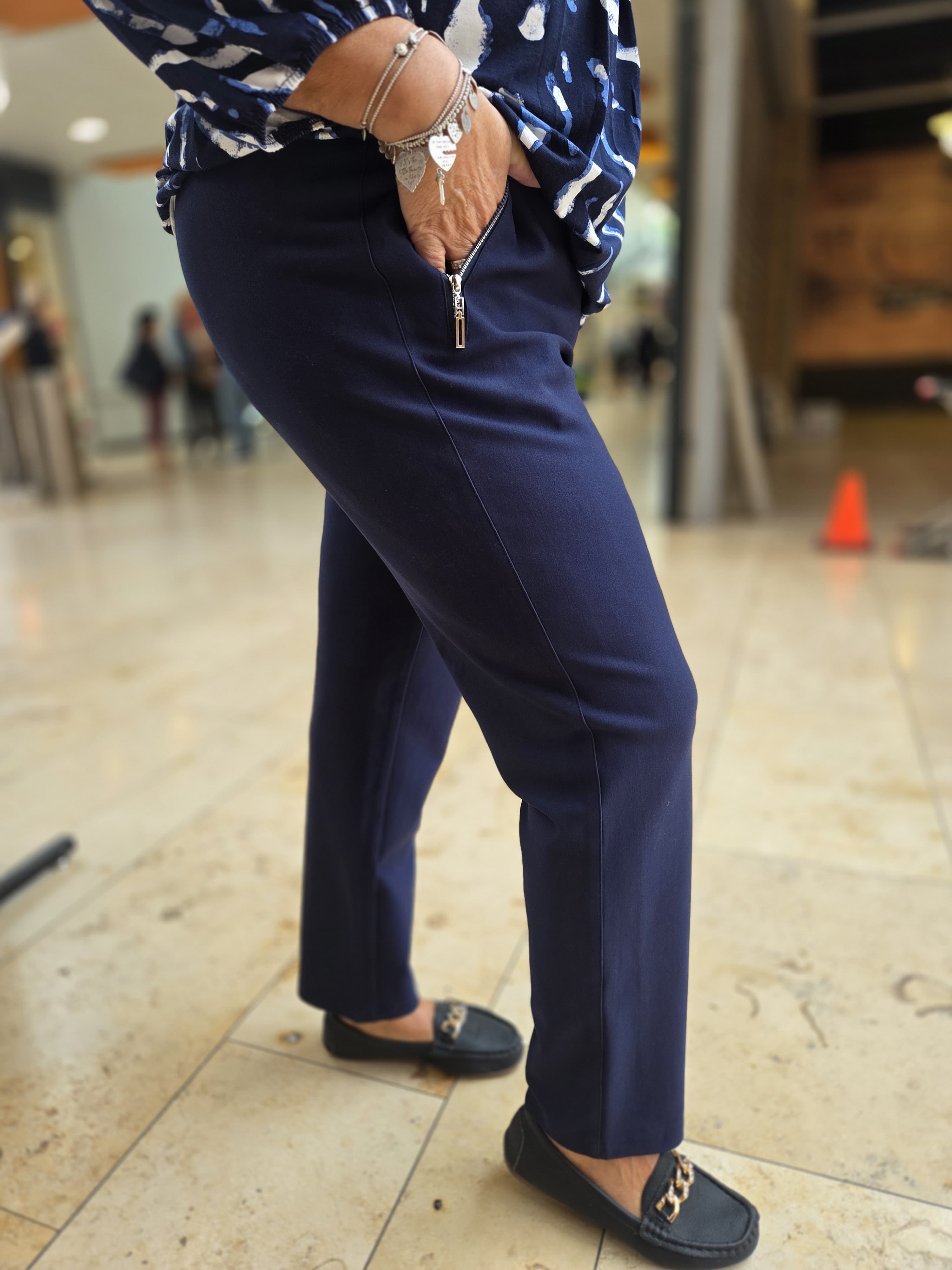 Alica Premium Winterpantalon donkerblauw met elastische band en ritszakken – Van Klasse Mode