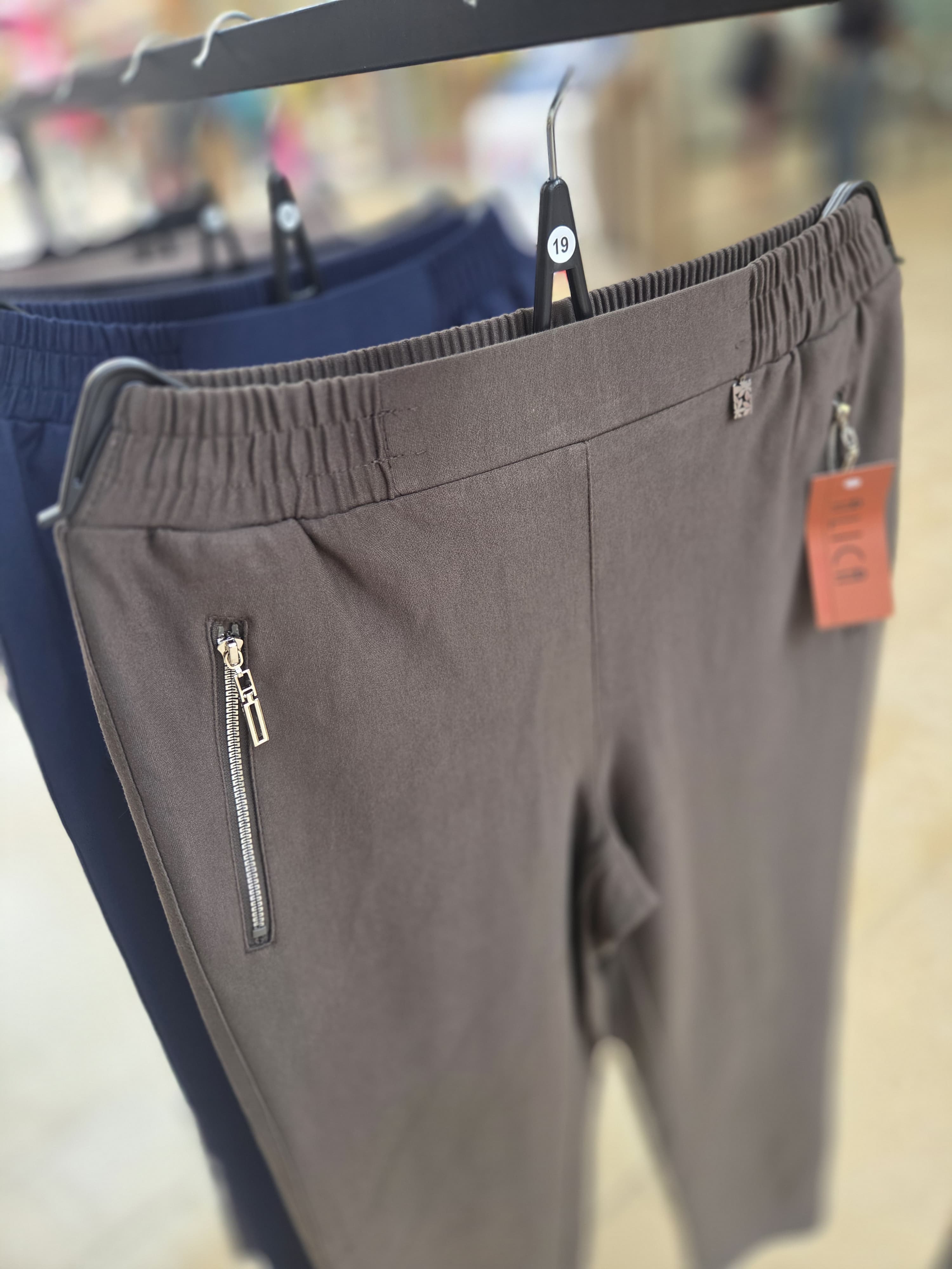 Alica Premium Winterpantalon kakigroen met elastische band en ritszakken – Van Klasse Mode