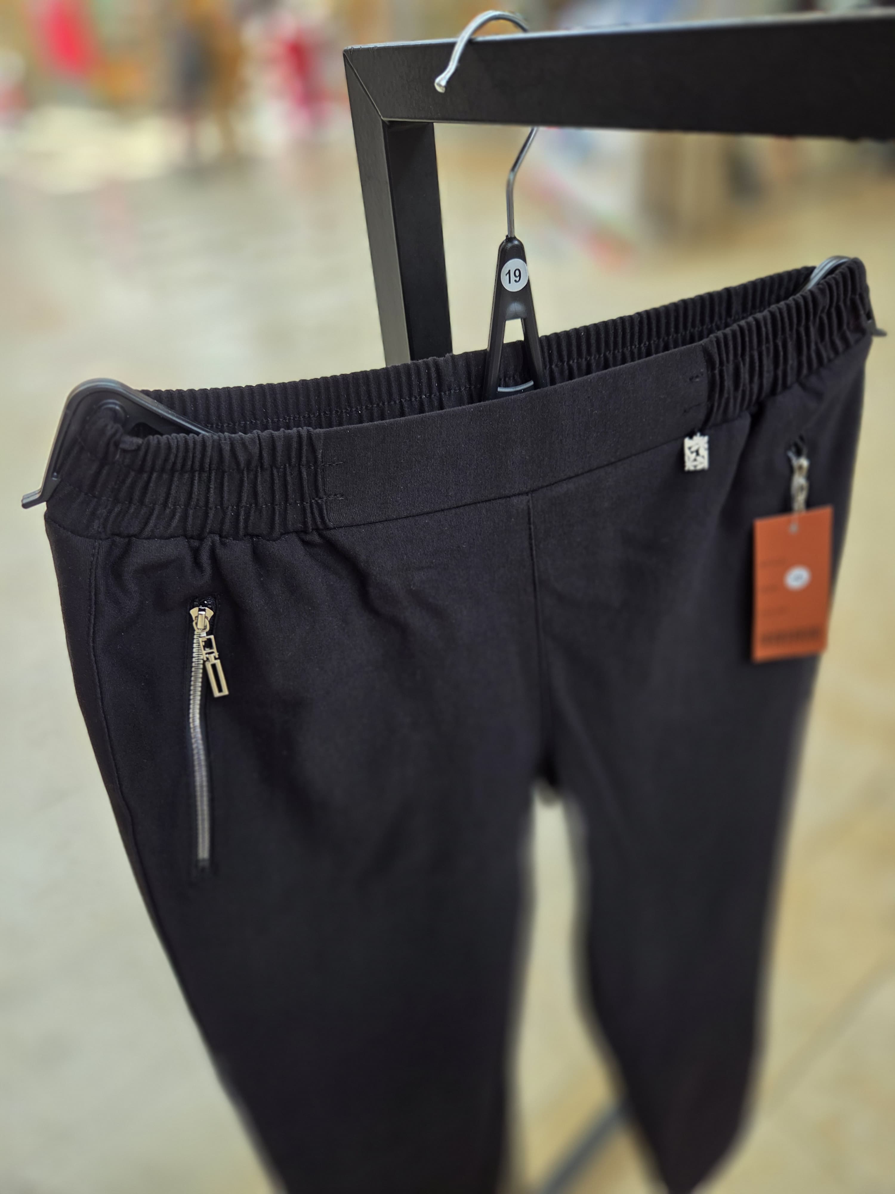 Alica Premium Winterpantalon zwart met elastische band en ritszakken – Van Klasse Mode