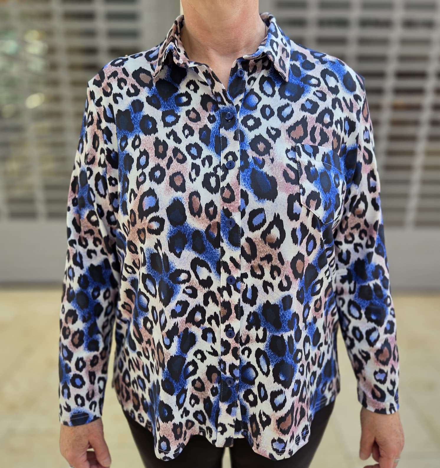 Ontdek de Doorknoop blouse met lange mouw, gemaakt van hoogwaardige viscose – perfect voor het najaar en de winter! Persoonlijke advies lijn