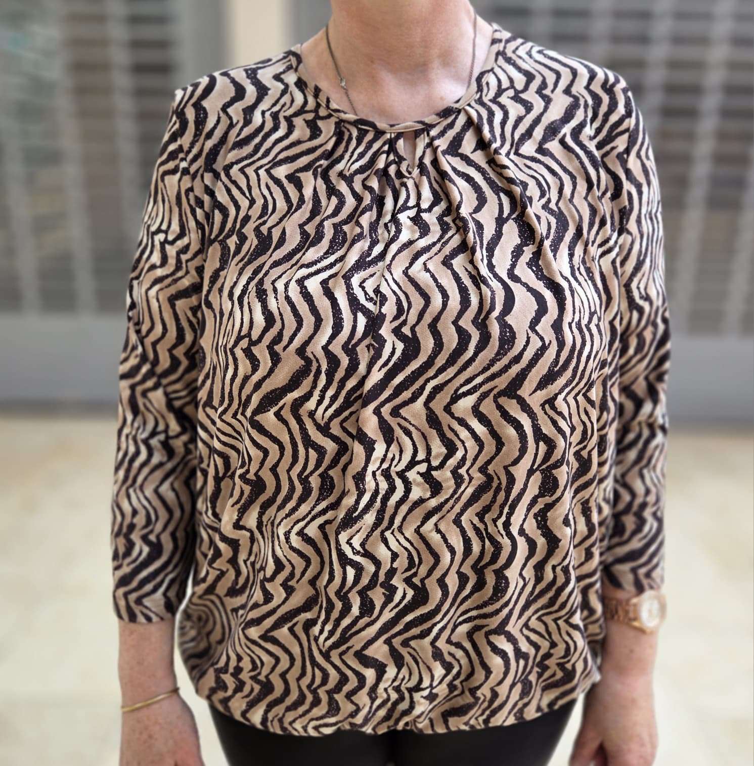 Comfortabele dames blouson 3/4e mouwen met elastische zoom: viscose met rek | maten S‑3XL, wasbaar op 40 °C. Bestel jouw Van Klasse favoriet vandaag.