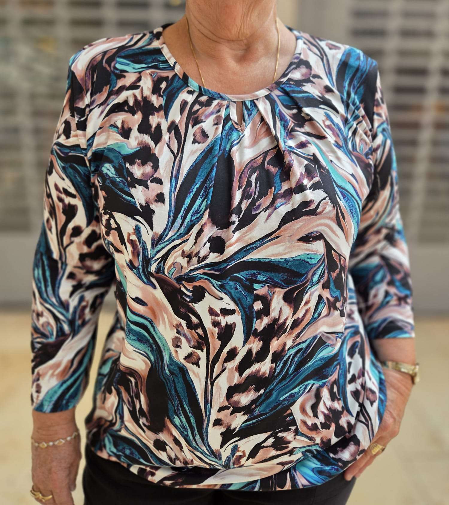 Comfortabele dames blouson 3/4e mouwen met elastische zoom: viscose met rek | maten S‑3XL, wasbaar op 40 °C. Bestel jouw Van Klasse favoriet vandaag.