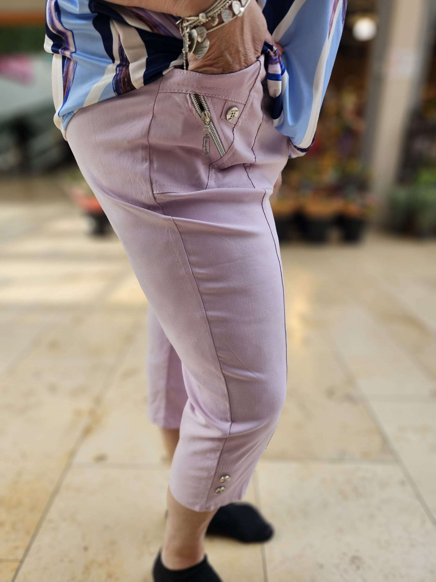 "Ontdek de Cherry Berry Capri: ademend stretch katoen voor ultiem draagcomfort! Combineer met alles en geniet van een perfecte pasvorm. Snel geleverd!