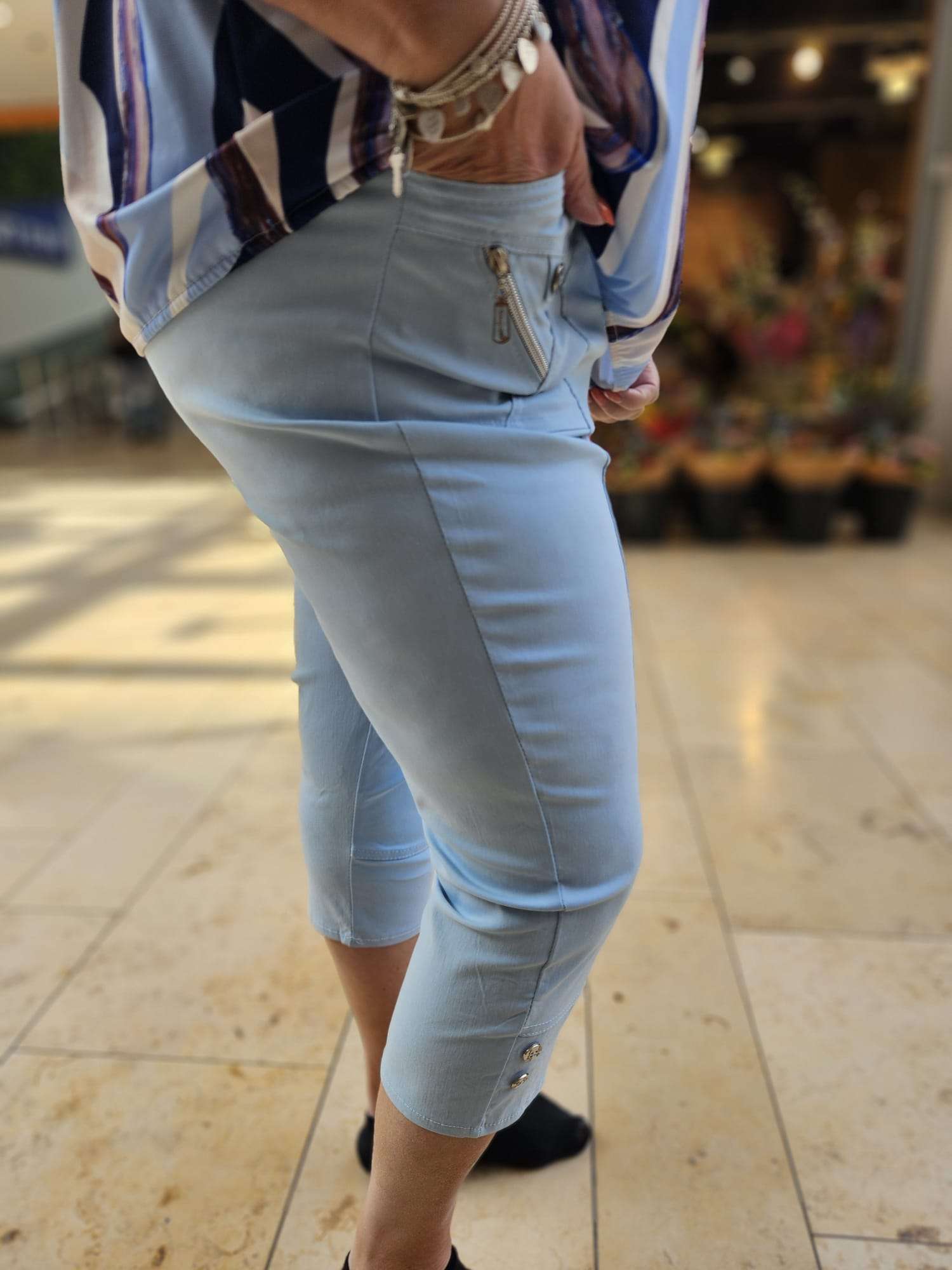 "Ontdek de Cherry Berry Capri: ademend stretch katoen voor ultiem draagcomfort! Combineer met alles en geniet van een perfecte pasvorm. Snel geleverd!