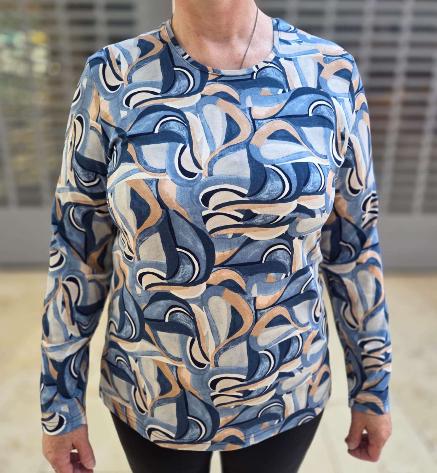 "Gabriella K. Viscose Shirt. Gemaakt van ademende viscose met rek. Met lange mouw biedt dit shirt perfecte comfort en stijl | Makkelijk te combineren