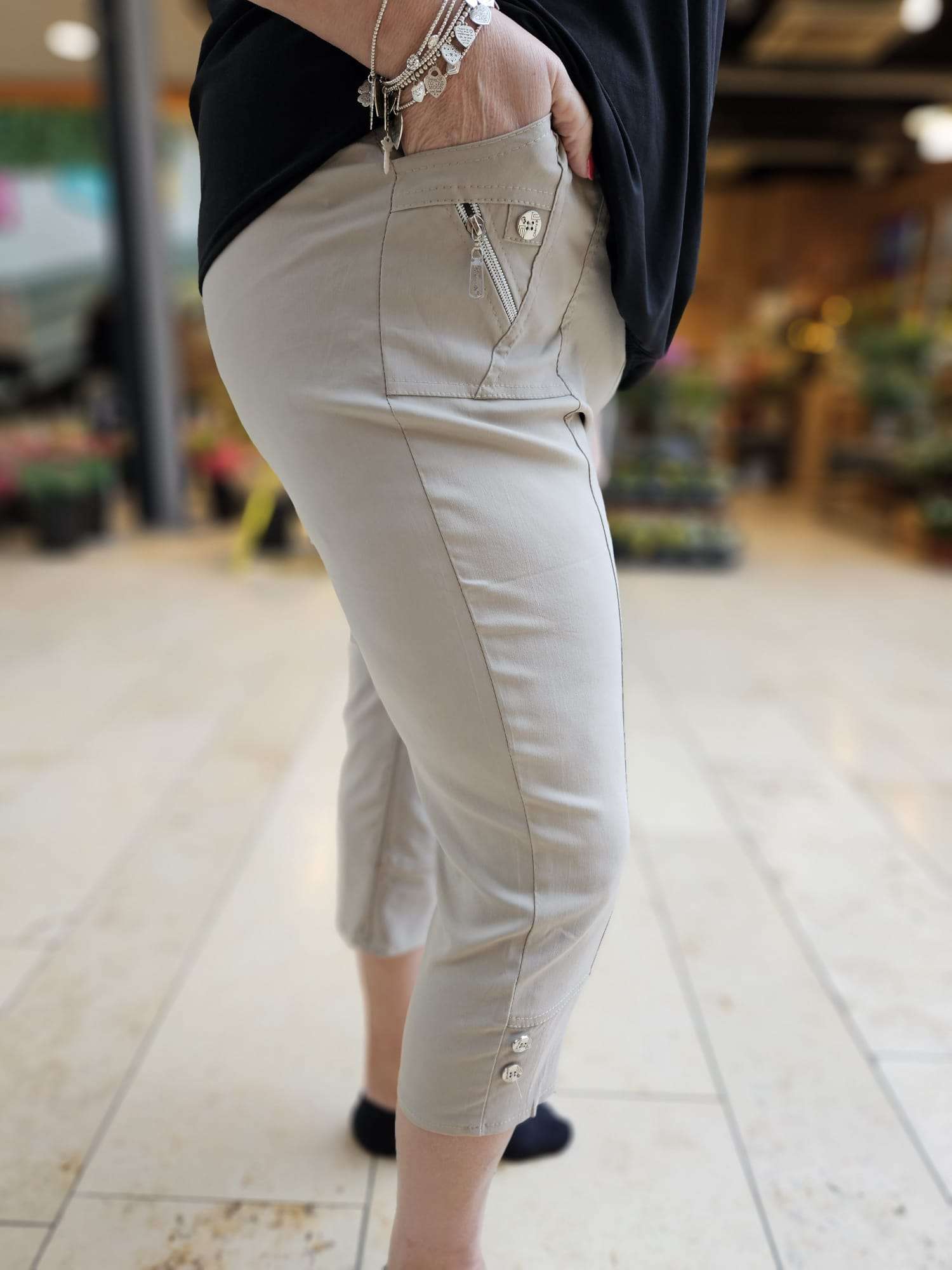 Cherry Berry Capri stretch beige