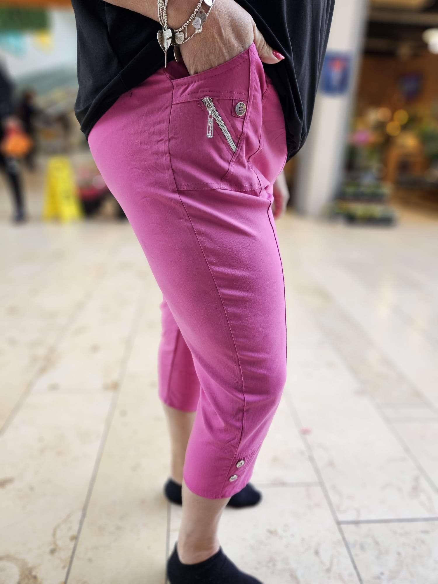 Ontdek de Cherry Berry Capri: ademend stretch katoen voor ultiem draagcomfort! | Combineer met alles en geniet van een perfecte pasvorm | Snel geleverd!